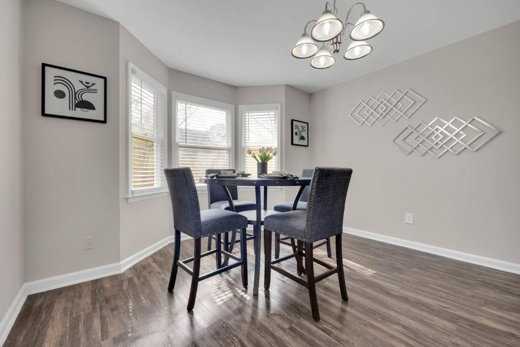 Plush Two Bedroom Retreat. A Home Away From Home! Riverdale Exterior photo