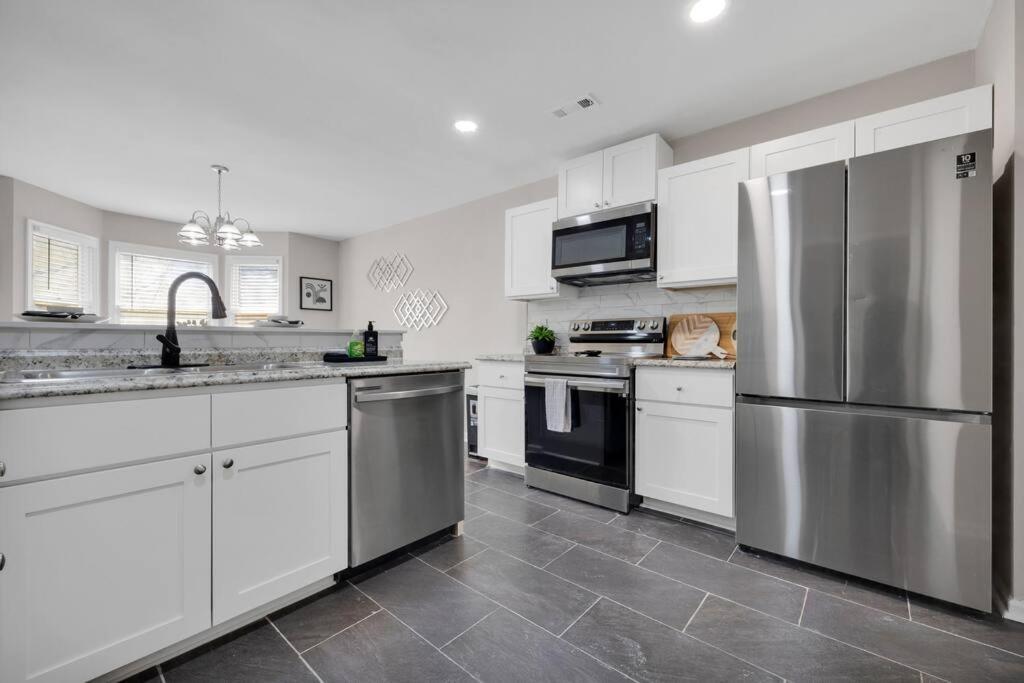 Plush Two Bedroom Retreat. A Home Away From Home! Riverdale Exterior photo