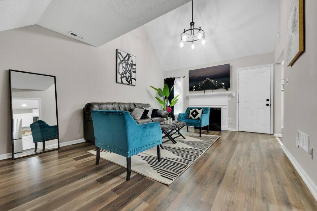 Plush Two Bedroom Retreat. A Home Away From Home! Riverdale Exterior photo