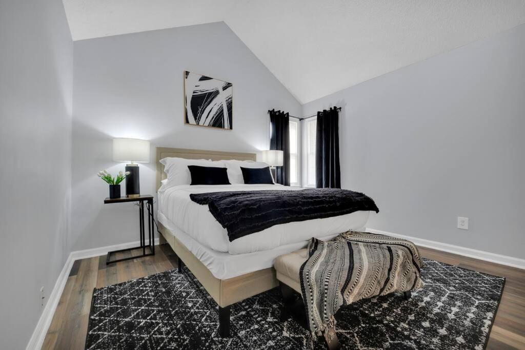 Plush Two Bedroom Retreat. A Home Away From Home! Riverdale Exterior photo
