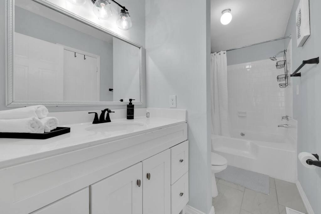 Plush Two Bedroom Retreat. A Home Away From Home! Riverdale Exterior photo